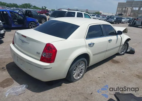 2010 Chrysler 300 Touring z USA, uszkodzony, nr VIN 2C3CA4CD4AH213499